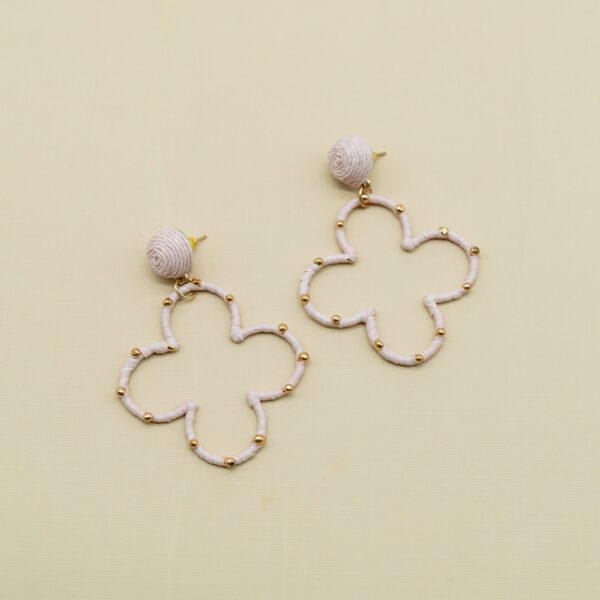 light pink raffia clover-shaped earrings