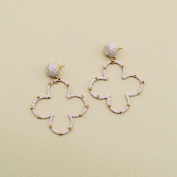 light pink raffia clover-shaped earrings