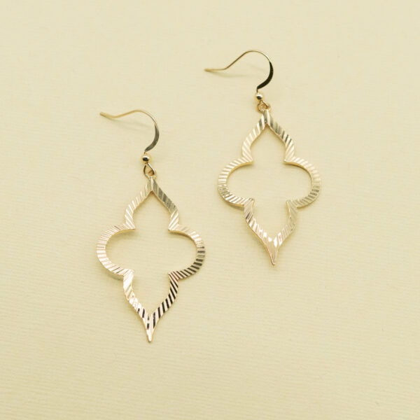 GOLD ETCHED CLOVER EARRINGS - Image 2