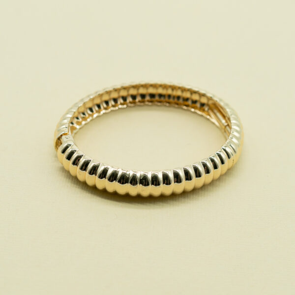 GOLD SCALLOP HINGE BRACELET - Image 3