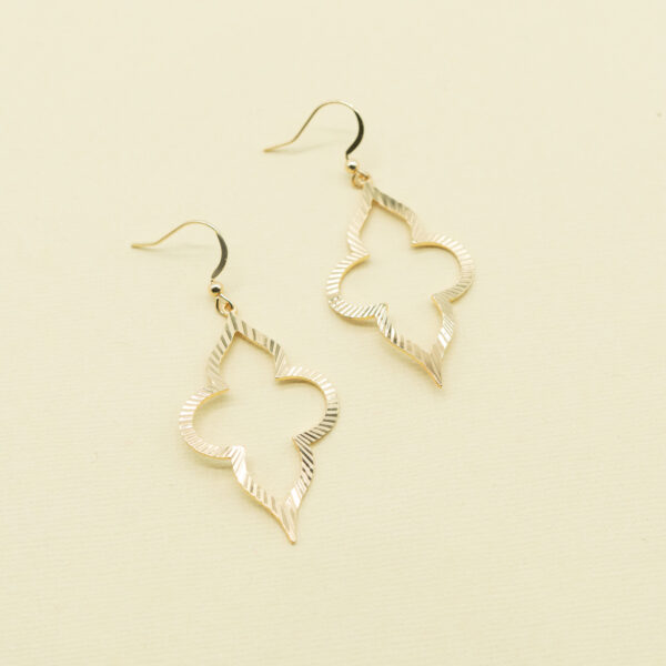 GOLD ETCHED CLOVER EARRINGS - Image 4