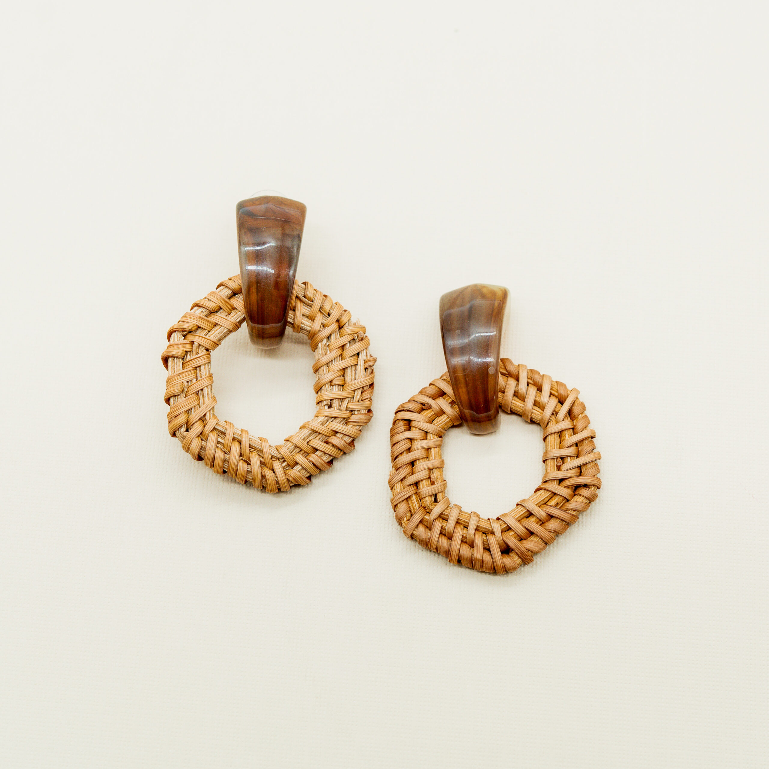 RATTAN AND RESIN POST EARRINGS - Image 3