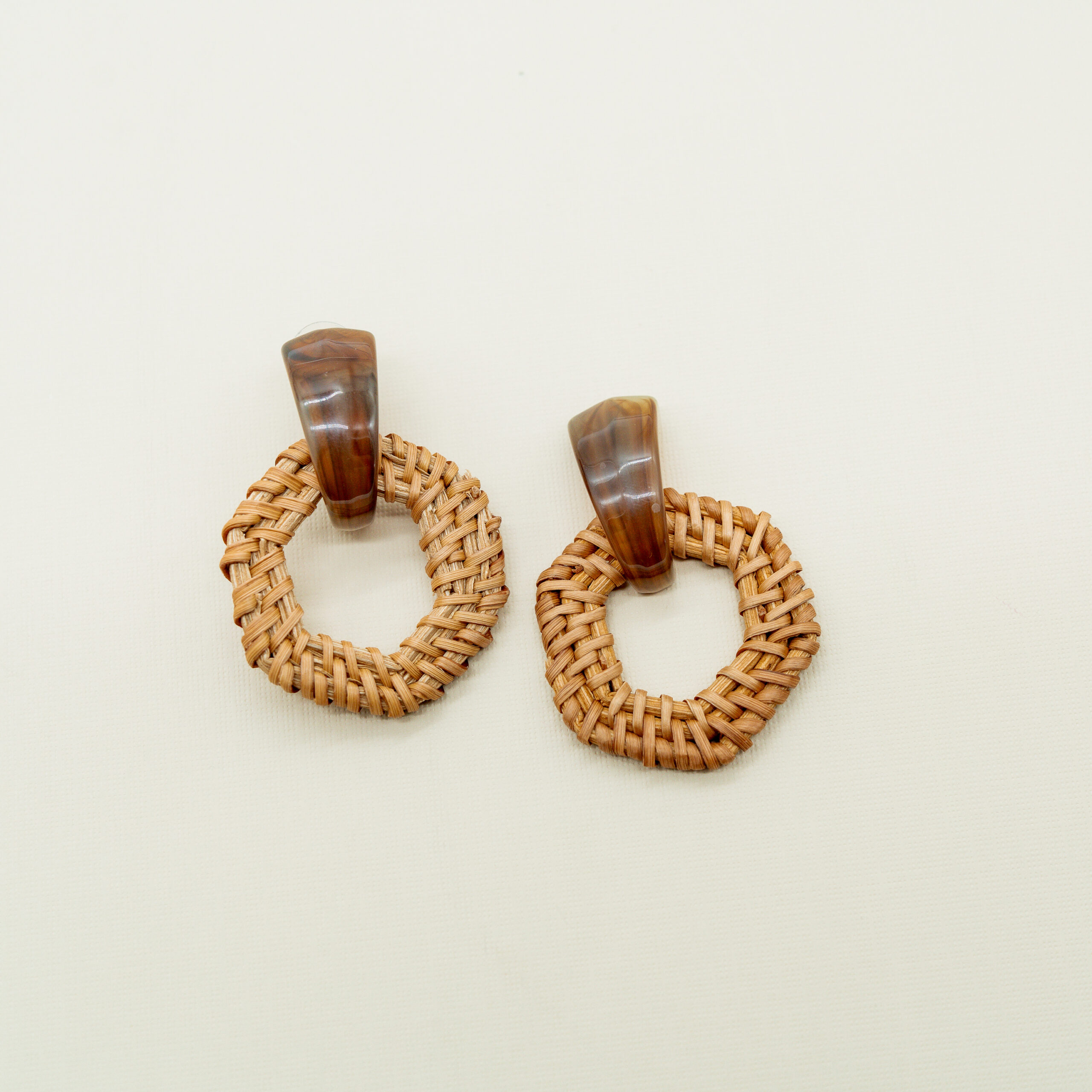 RATTAN AND RESIN POST EARRINGS - Image 2